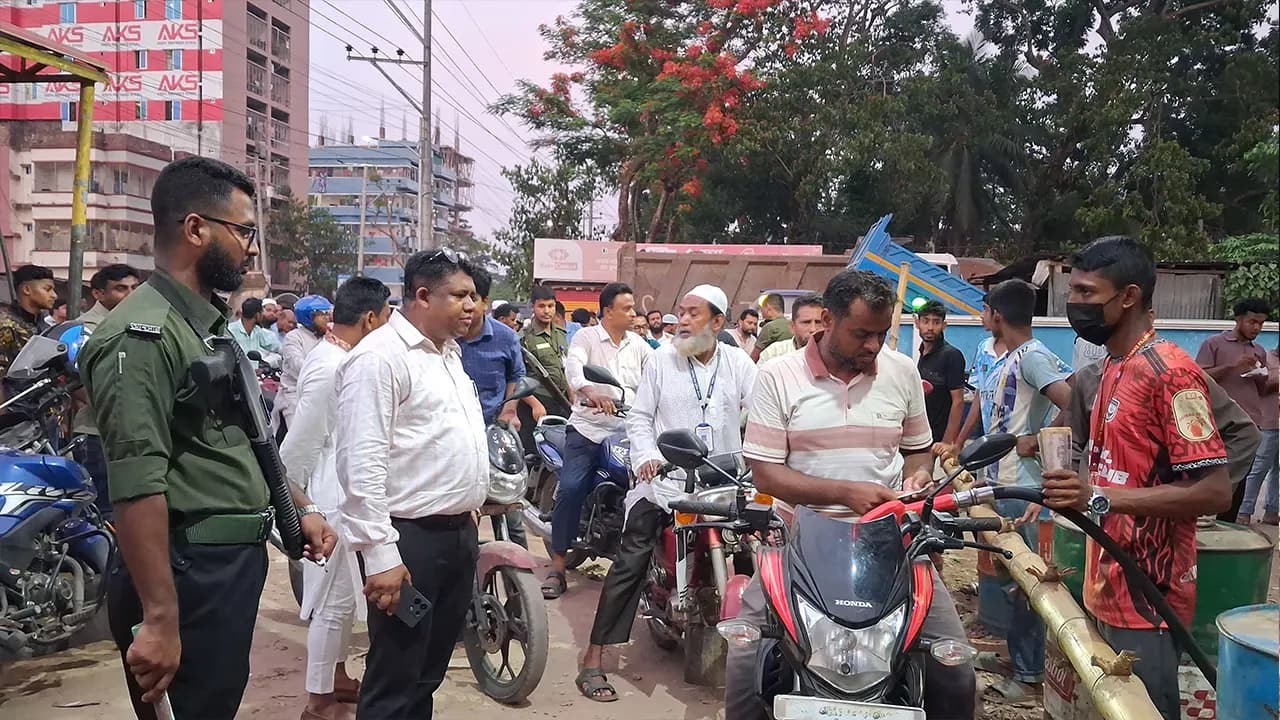 আলাদা লাইনে জ্বালানি পাচ্ছেন শিক্ষকরা