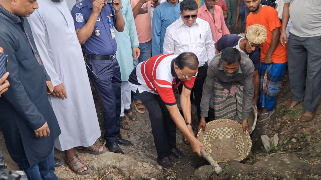 নোয়াখালীতে খাল খনন প্রকল্পের উদ্বোধন করলেন ব্যারিস্টার খোকন