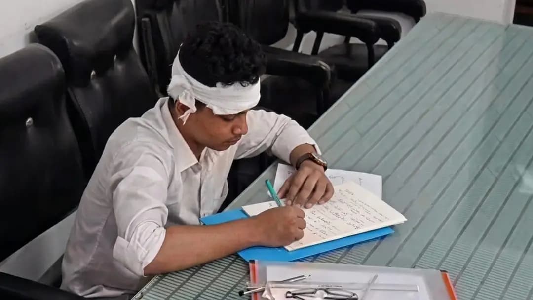 এসএসসি পরীক্ষার হলে ফ্যান খুলে মাথায় পড়ল শিক্ষার্থীর