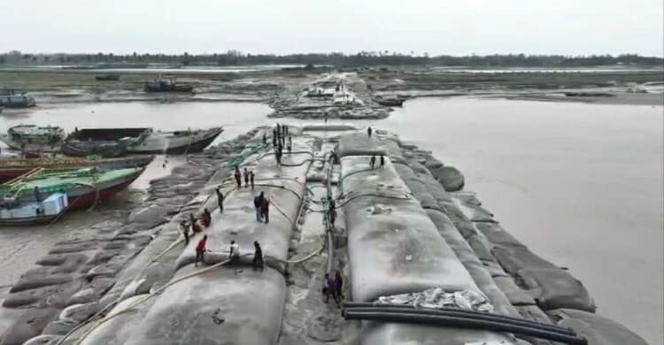 প্রতিকূল আবহাওয়ায়ও দ্রুত এগিয়ে চলছে বামনী নদীতে ক্লোজার নির্মাণকাজ