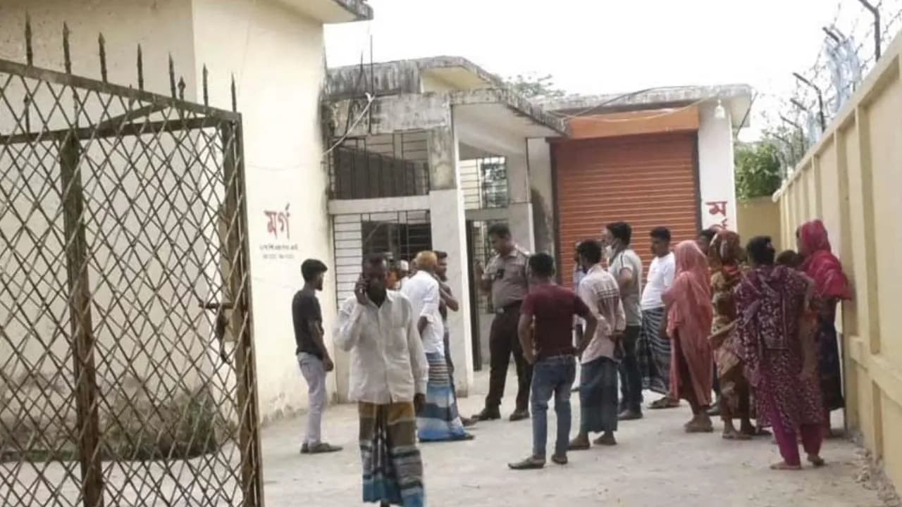 সড়ক দুর্ঘটনায় চালকসহ নিহত ২