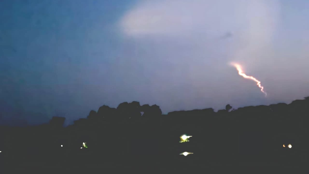 নোয়াখালীর আকাশে রহস্যময় আলোর ঝলকানি