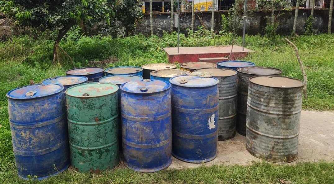 নদীর ঘাটে লুকানো ছিল ১৫ ব্যারেল তেল