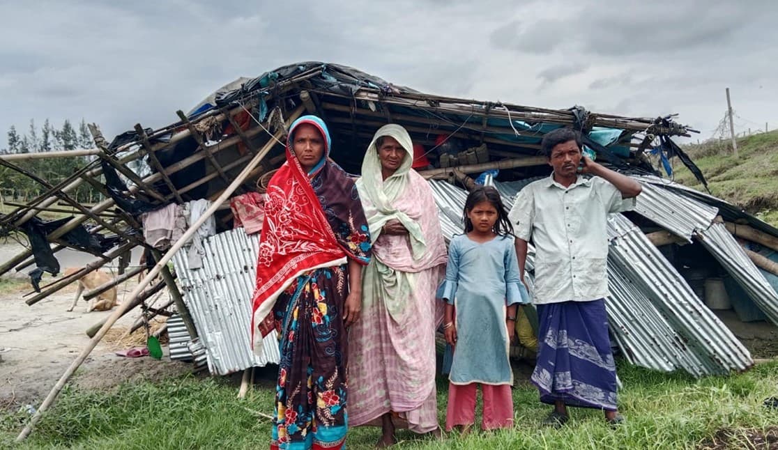 ঝড়ে লন্ডভন্ড ঘর, খোলা আকাশের নিচেই দিন-রাত