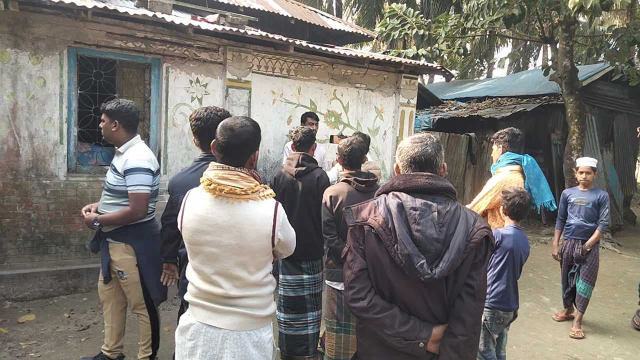 ছাত্রীকে বিয়ে করায় ইমাম লাঞ্ছনার শিকার, ভিডিও ভাইরাল