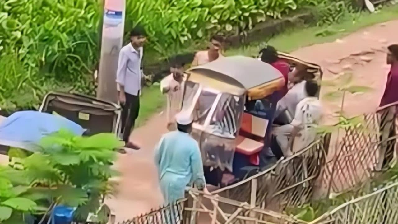 রিকশা থামিয়ে হঠাৎ কিশোর গ্যাংয়ের হামলা, ভিডিও ভাইরাল