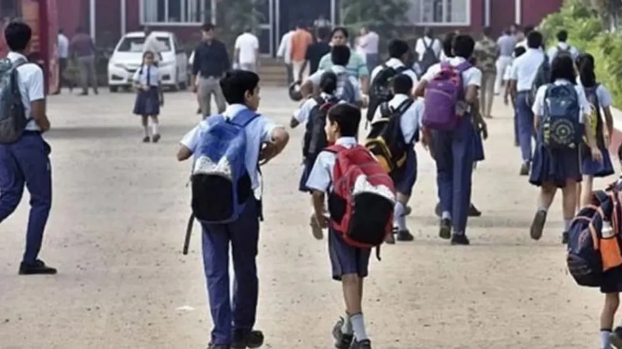 ১২ দিনের ছুটি শেষে আজ খুলেছে শিক্ষাপ্রতিষ্ঠান