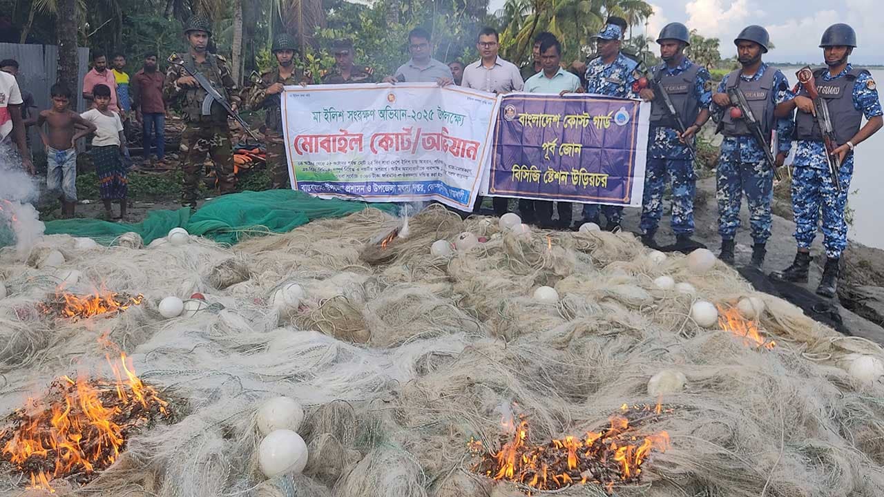 জাল-নৌকার মায়ায় আটকা পড়লেন দুলাল মাঝি