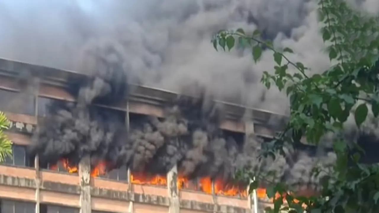 চট্টগ্রাম ইপিজেডে ভয়াবহ আগুন I