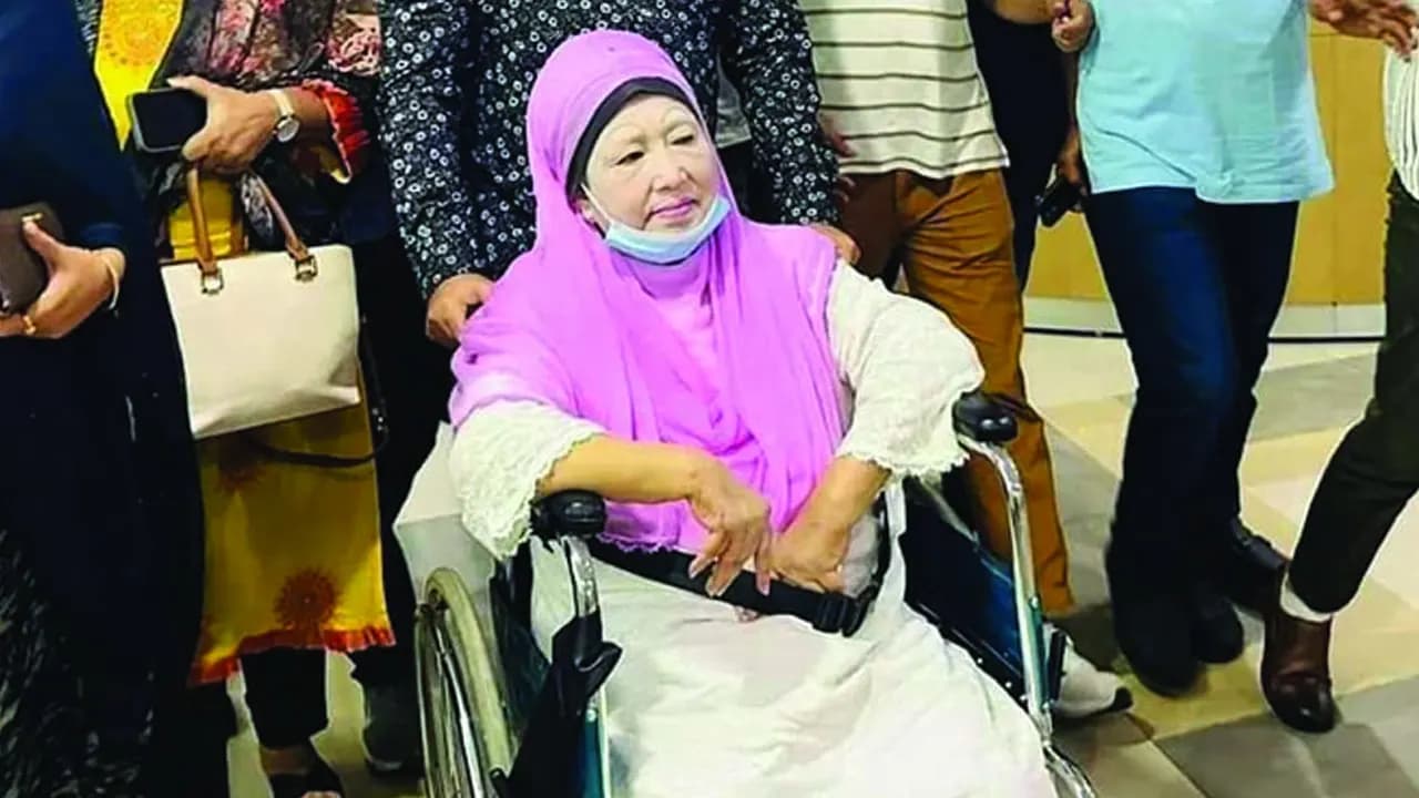 হাসপাতাল থেকে বাসায় ফিরলেন খালেদা জিয়া