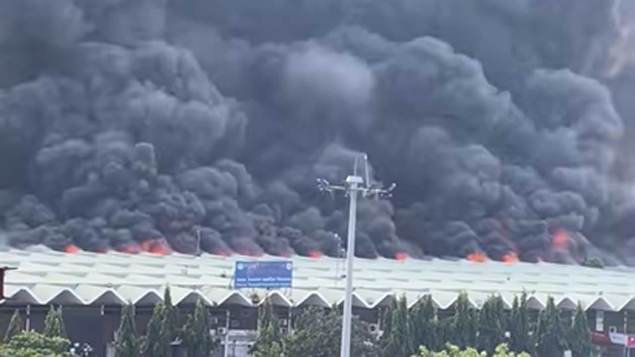 শাহজালালের কার্গো ভিলেজে ভয়াবহ আগুন, নিয়ন্ত্রণে ফায়ারের ৩৬ ইউনিট