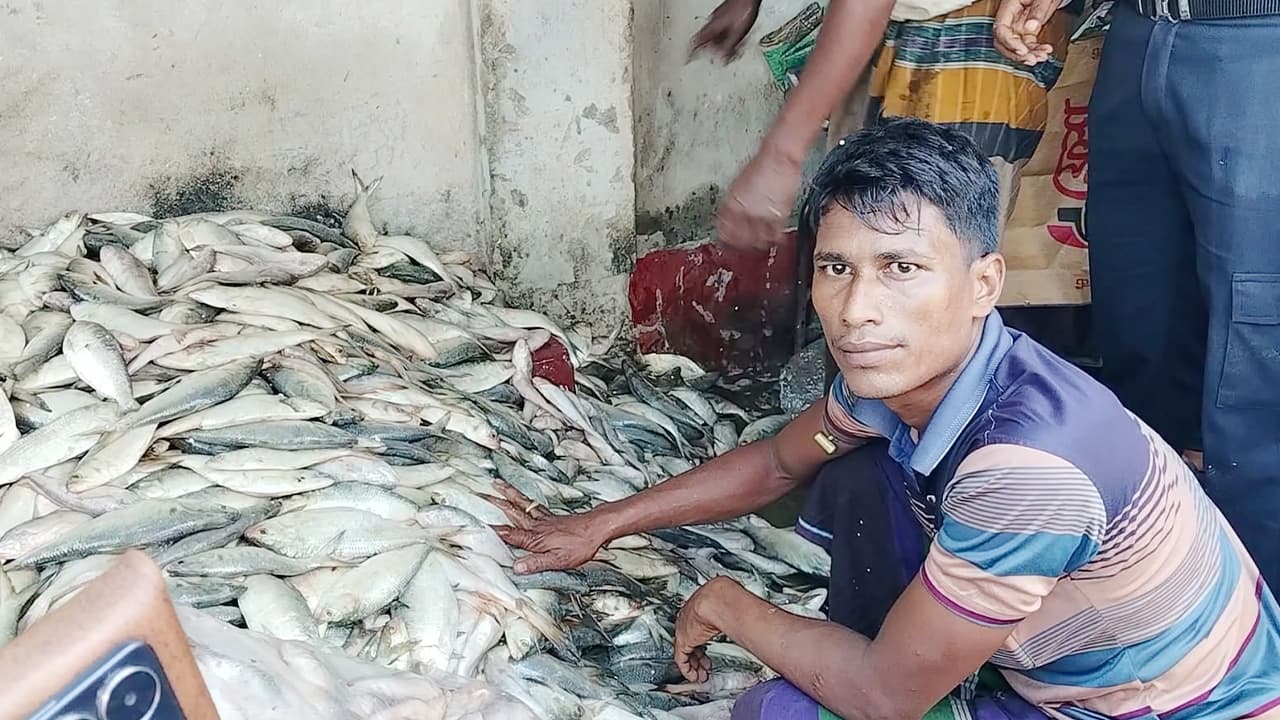 ২ টন ইলিশ গেল এতিমখানায়, ৪৬ জেলে আটক