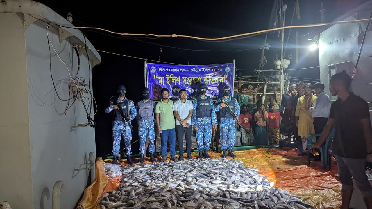 হাতিয়ায় ৪ ট্রলারসহ ৫০ জেলে আটক, ১৫ মণ ইলিশ এতিমখানায় বিতরণ