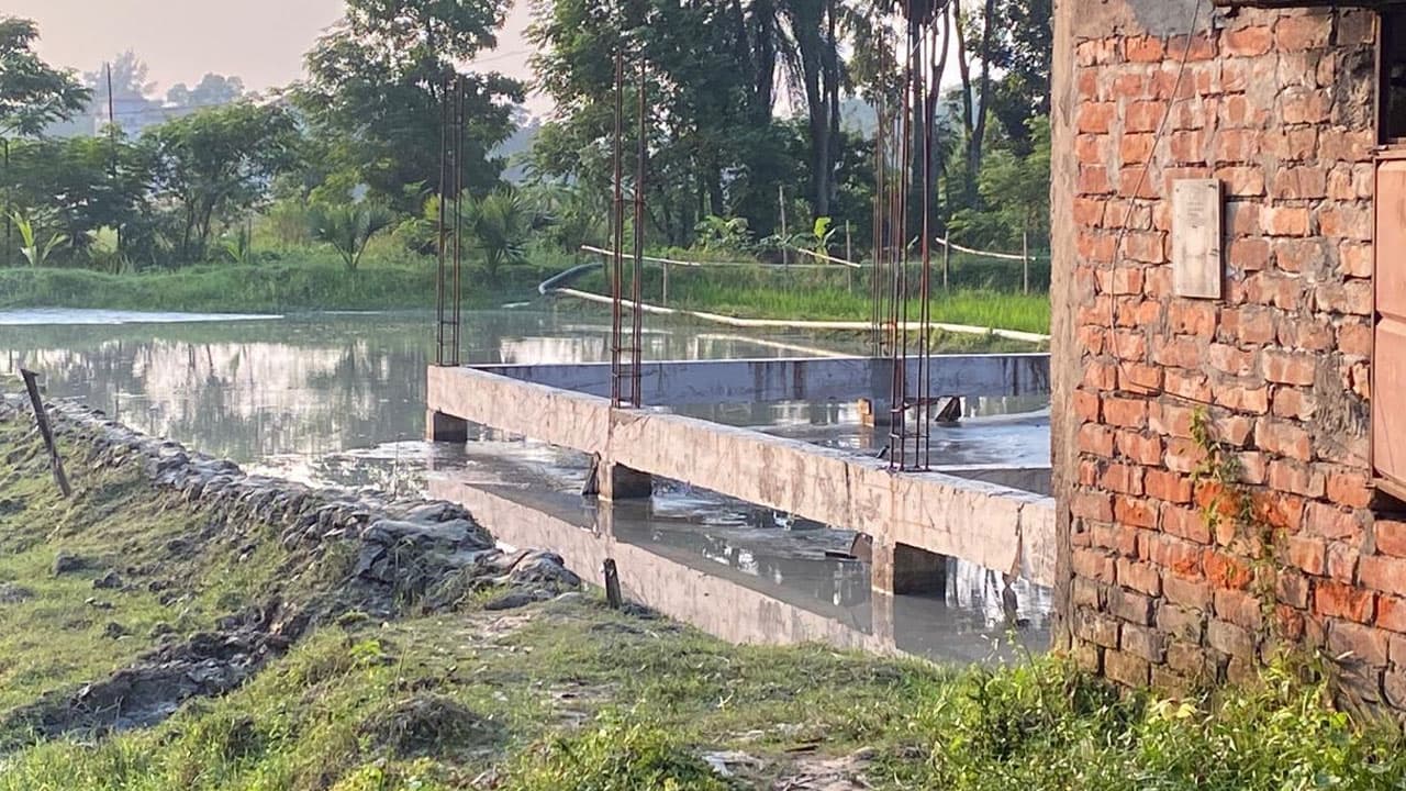 অবৈধভাবে বালু উত্তোলন, ম্যাজিস্ট্রেট দেখে পালালেন বিএনপি নেতা