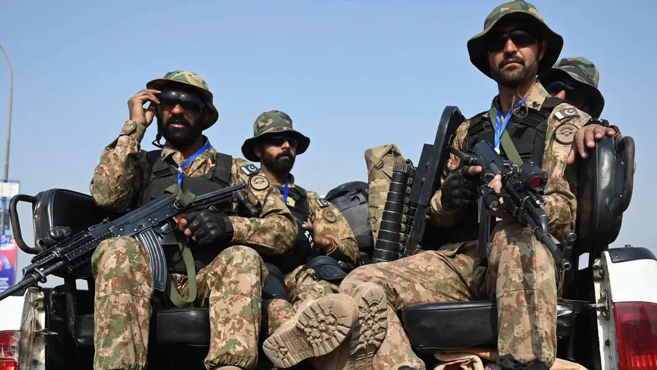 পাকিস্তানের সীমান্তবর্তী প্রদেশ খাইবার পাখতুনখোয়ার কুরাম জেলায় অভিযানের সময় ছয়জন পাকিস্তানি সেনা নিহত হয়েছেন। বুধবার (২৮ অক্টোবর) এক বিবৃতিতে এ তথ্য জানিয়েছে পাকিস্তানের সামরিক বাহিনীর গণমাধ্যম শাখা ইন্টার-সার্ভিসেস পাবলিক রিলেশনস (আইএসপিআর)। অন্যদিকে নিষিদ্ধঘোষিত তেহরিক-ই-তালিবান পাকিস্তানের (টিটিপি) সহযোগী ‘ফিতনা আল খাওয়ারেজ’-এর সাত সন্ত্রাসীও নিহত হয়েছেন। অঞ্চলটিতে এখনো অভিযান চলছে। খবর দ্য এক্সপ্রেস ট্রিবিউনের। নিহত ছয় সেনা হলেন, ক্যাপ্টেন নোমান সালিম (২৪), হাবিলদার আমজাদ আলী (৩৯), নায়ক ওয়াকাস আহমদ (৩৬), সিপাহি আইজাজ আলী (২৩), সিপাহি মুহাম্মদ ওয়ালিদ (২৩) ও সিপাহি মুহাম্মদ শাহবাজ (৩২)। পাকিস্তান আইএসপিআর জানায়, পার্শ্ববর্তী দেশের সহযোগিতায় ‘ফিতনা আল খাওয়ারেজ’ সদস্যরা ওই এলাকায় তৎপরতা চালাচ্ছিল। খবর পেয়ে অভিযানে যায় সামরিক বাহিনী। এ সময় দুপক্ষের মধ্যে তীব্র সংঘাত বাধে। আভিযানিক দলকে সহযোগিতায় বাইরে থেকে অতিরিক্ত সেনাও আনা হয়। কিন্তু তার আগেই সন্ত্রাসীদের হামলায় ছয় সেনা প্রাণ হারান। সীমান্তে অভিযানে গিয়ে পাকিস্তানের ৬ সেনা নিহত প্রশান্ত মহাসাগরে জাহাজে বোমা হামলা করল যুক্তরাষ্ট্র আরও বলা হয়েছে, অভিযান এখনো চলছে। কুরাম জেলাকে নিরাপদ করতে নিরাপত্তা বাহিনী এবং আইন প্রয়োগকারী সংস্থাগুলো বড় অভিযানের পরিকল্পনা করছে। এদিকে সেনা নিহতের ঘটনায় পাকিস্তানের প্রধানমন্ত্রী শাহবাজ শরিফ শোক প্রকাশ করেছেন। তিনি বলেছেন, তাদের সাহসিকতায় পাকিস্তান গর্বিত। জাতি এ আত্মত্যাগ স্মরণে রাখবে।