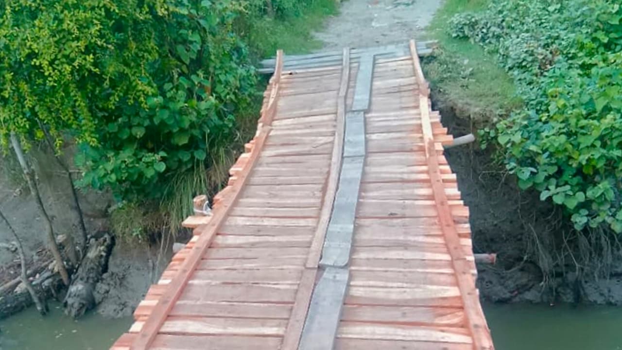 বিএনপি নেতার সহযোগিতায় সেতু নির্মাণ