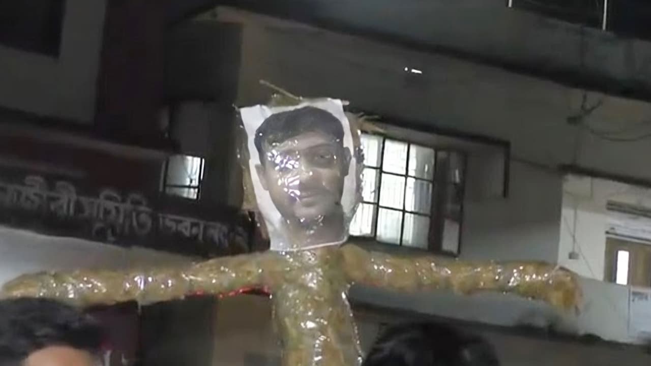 নোয়াখালীতে এনসিপি নেতা নাসীরুদ্দীন পাটওয়ারীর কুশপুত্তলিকা দাহ