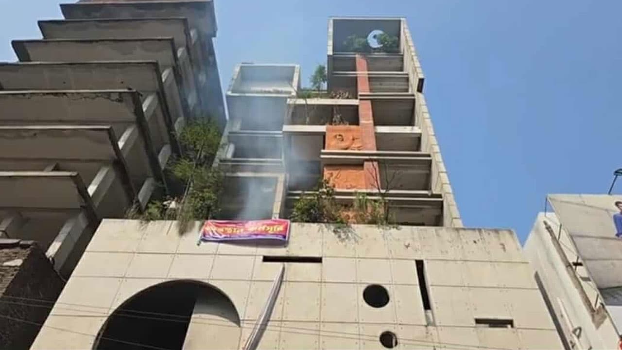 আওয়ামী লীগের কেন্দ্রীয় কার্যালয়ে ময়লা-আবর্জনায় আগুন