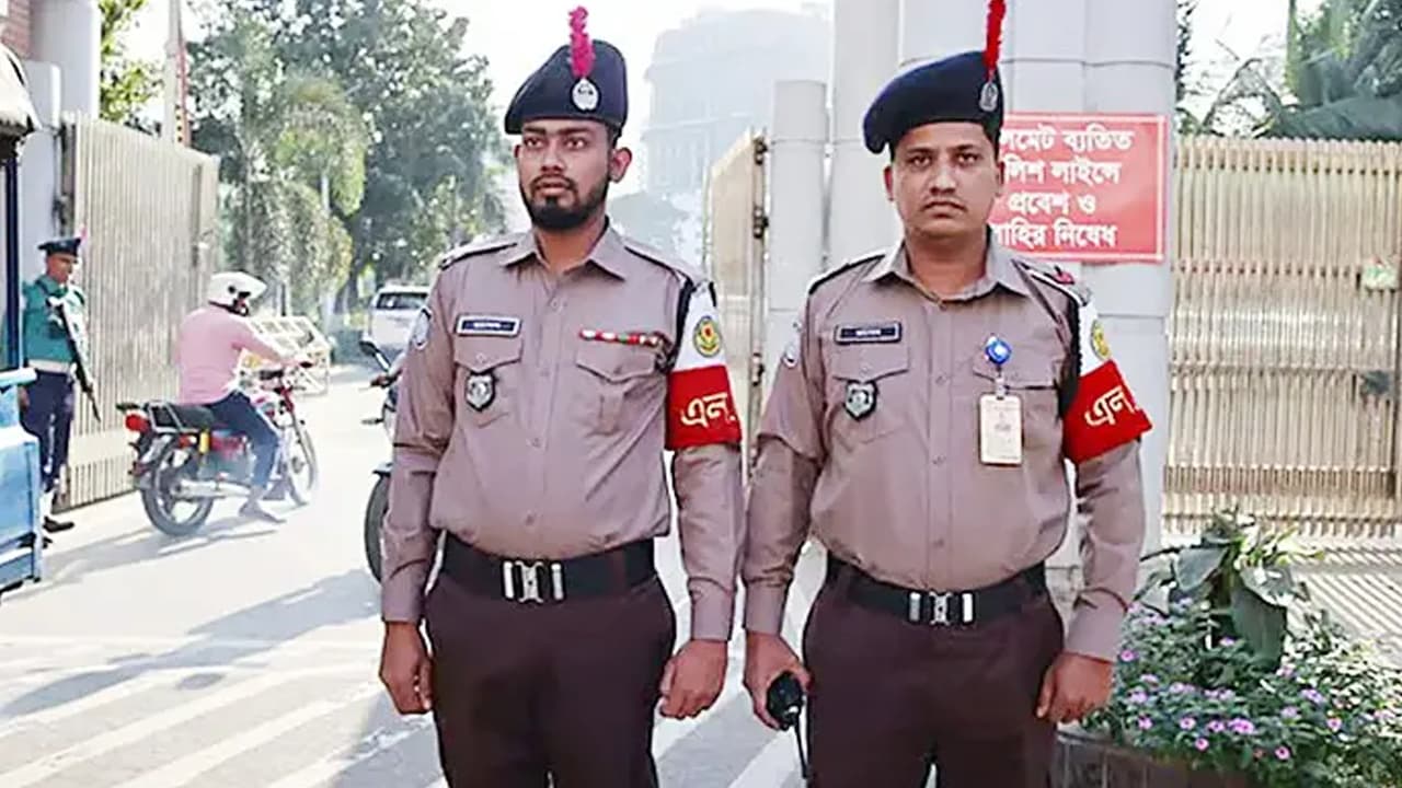 নতুন ইউনিফর্ম পেল পুলিশ