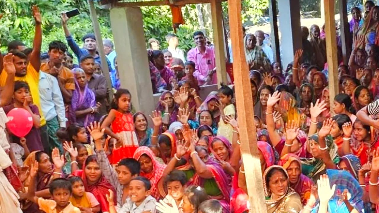 হাত তুলে বিএনপির প্রার্থীকে সনাতন ধর্মাবলম্বীদের সমর্থন