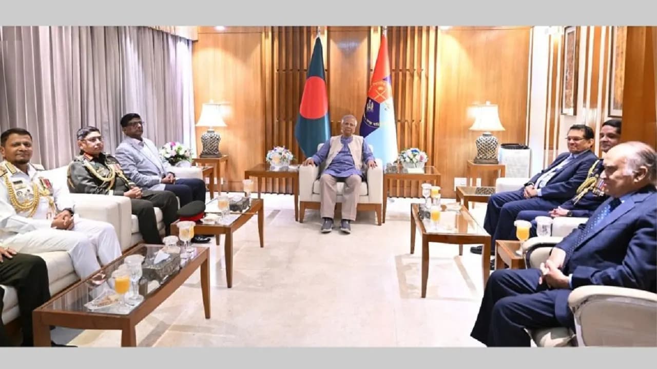 প্রধান উপদেষ্টার সঙ্গে তিন বাহিনীর প্রধানদের সাক্ষাৎ