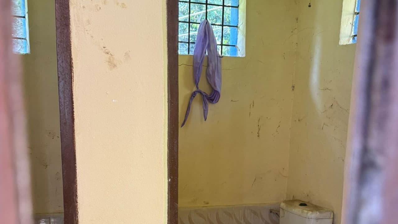 শিক্ষকের হাতে চিরকুটসহ ধরা, বিদ্যালয়ের টয়লেটে ছাত্রীর আত্মহত্যা