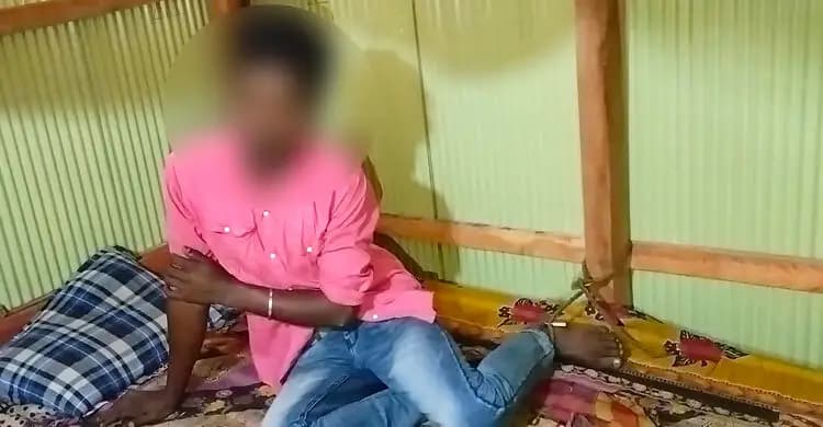 দ্বিতীয় বিয়ে করায় প্রথম স্ত্রীর বাড়িতে শিকলবন্দি যুবক