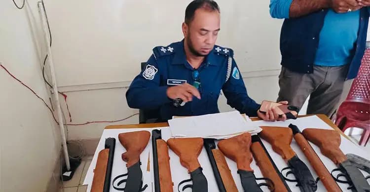 পারিবারিক কবরস্থানে মিললো আগ্নেয়াস্ত্র