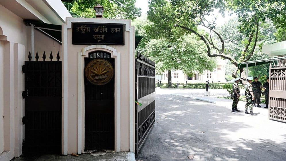 রাজনৈতিক দলগুলোকে নিয়ে বিশেষ বৈঠকে প্রধান উপদেষ্টা