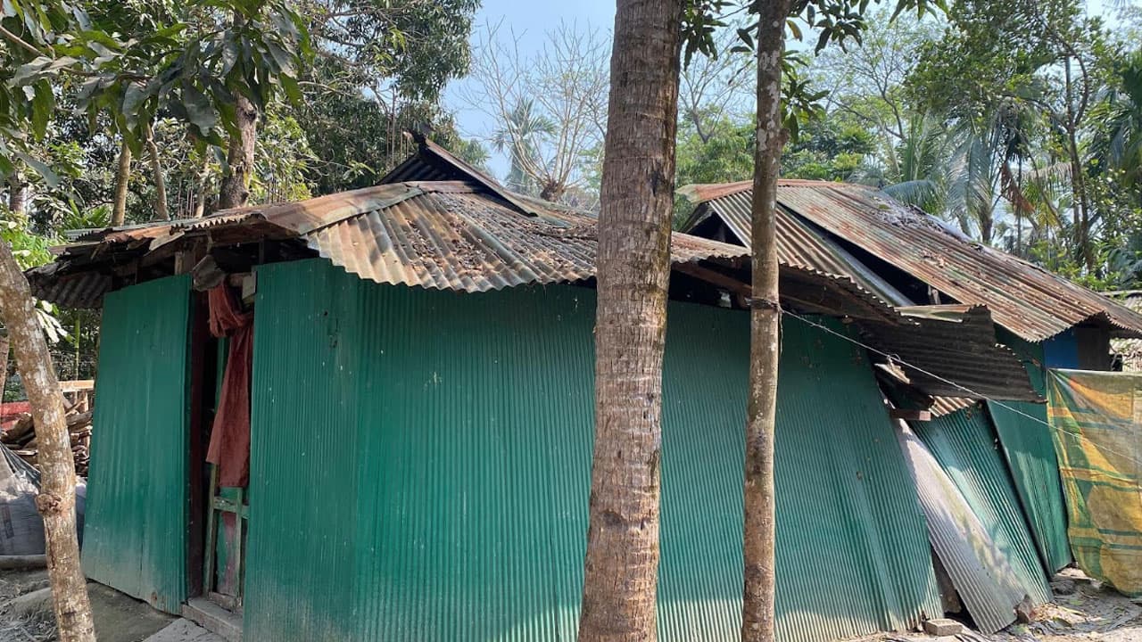 ৮ মাস ধরে ঝড়ে ভেঙে যাওয়া ঘরেই বসবাস রহিমা খাতুনের