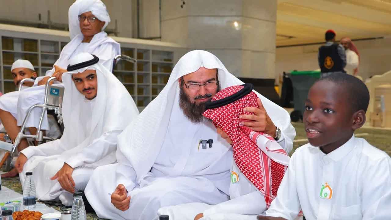 মসজিদুল হারামে এতিম শিশুদের নিয়ে শায়খ সুদাইসের ইফতার