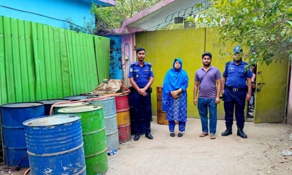 সেনবাগে ব্যবসায়ীকে ৫০ হাজার টাকা জরিমানা,অবৈধ তেল মজুদ রাখায়