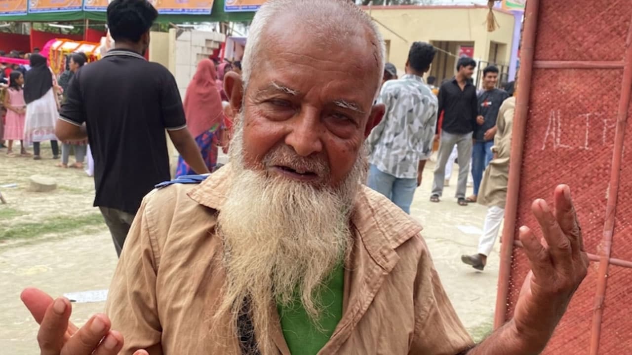 বেলুন-বাঁশি বিক্রি করে জীবন চলে বৃদ্ধ আব্দুল মান্নানের