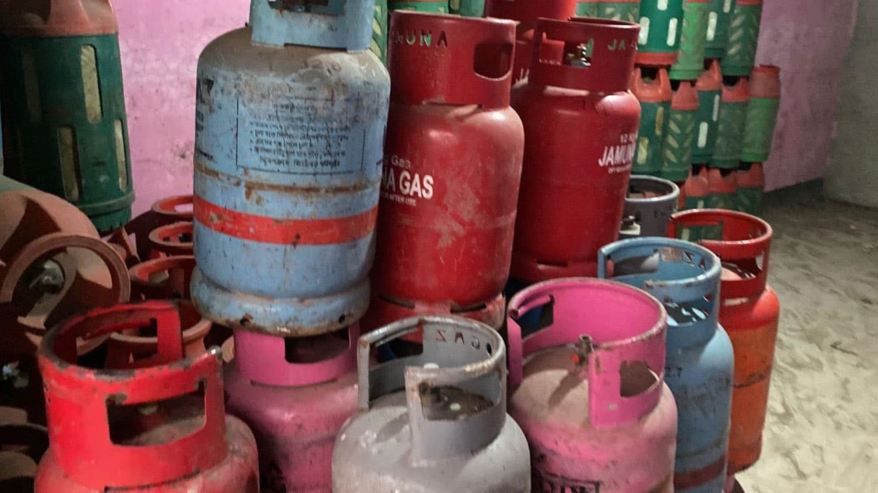 এলপি গ্যাস সংকটে দিশেহারা ডিলাররা, অনিশ্চয়তায় জীবিকা