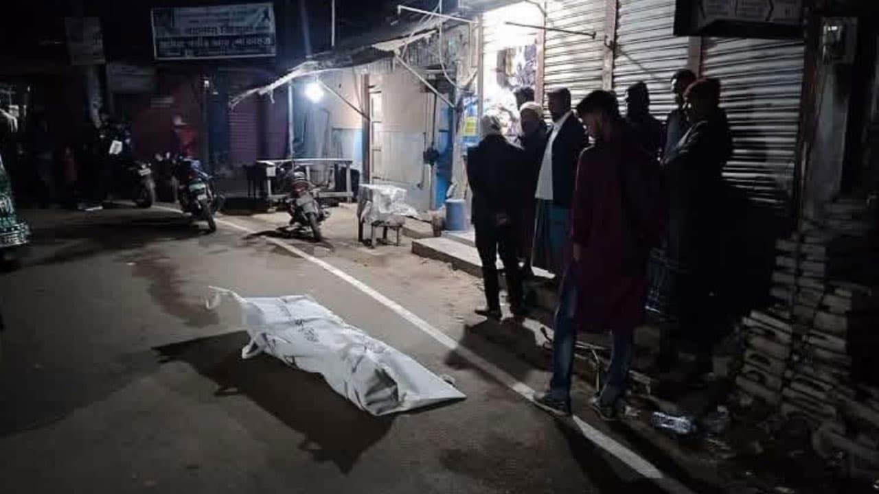 ছয় মামলার আসামিকে প্রকাশ্যে পিটিয়ে হত্যা, ডাকাত আখ্যা দিয়ে মিষ্টি বিতরণ