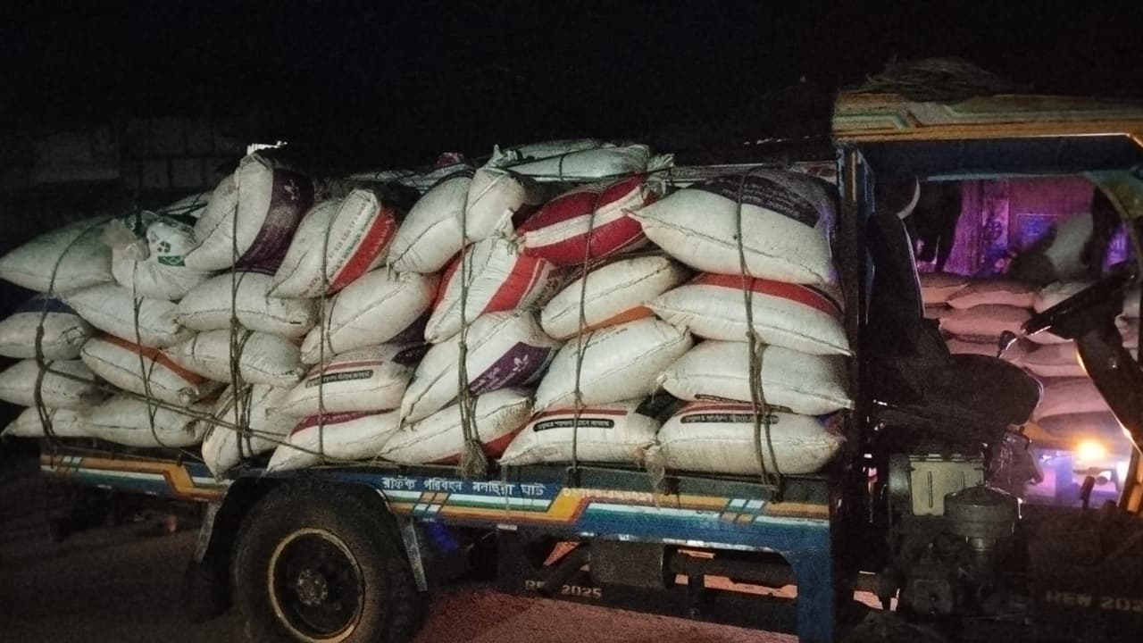 নোয়াখালীতে ২৮৫ বস্তা চোরাই চিনি জব্দ