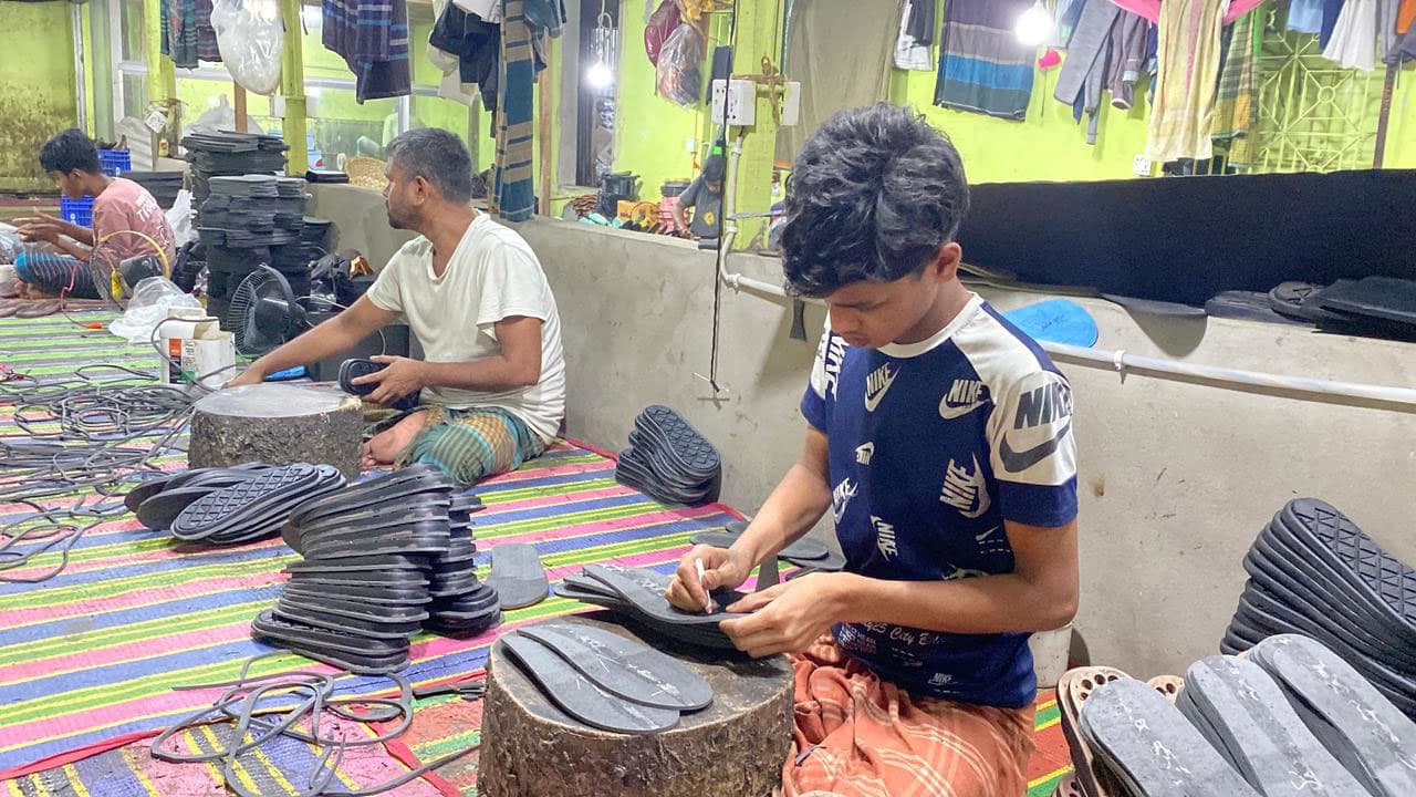 ঈদুল ফিতরকে সামনে রেখে ব্যস্ত জুতা তৈরির কারিগররা