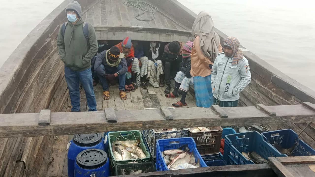 টানা শীতে জবুথবু নোয়াখালী, বিপাকে নিম্ন আয়ের মানুষ