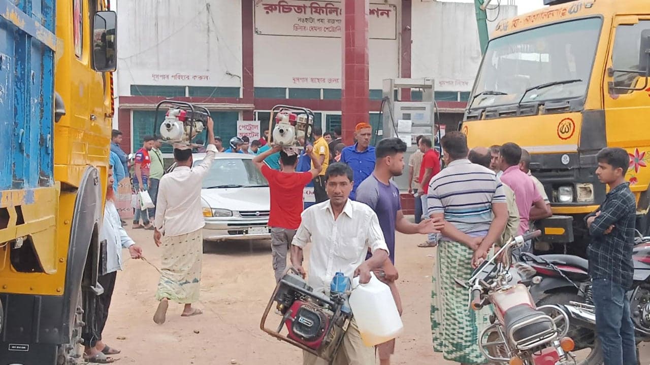 ধানের জমিতে পানি নেই, সেচযন্ত্র নিয়ে ফিলিং স্টেশনে চাষিরা