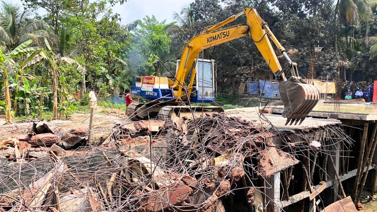 নোয়াখালীতে খাল দখল করে মার্কেট নির্মাণ, ১৫ দোকান গুড়িয়ে দিলো প্রশাসন
