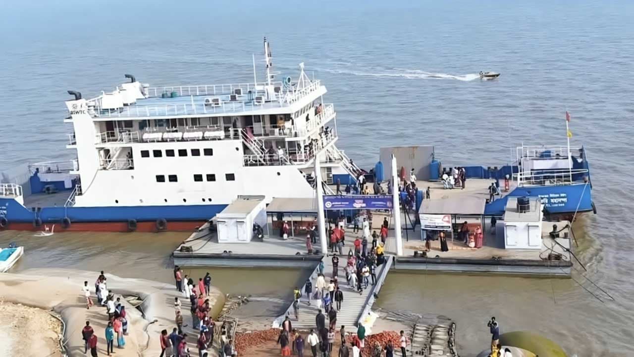 একই সময়ে ফেরি ও সি-ট্রাক চলাচল, যাত্রী সংকটে জন্য বন্ধ সি-ট্রাক