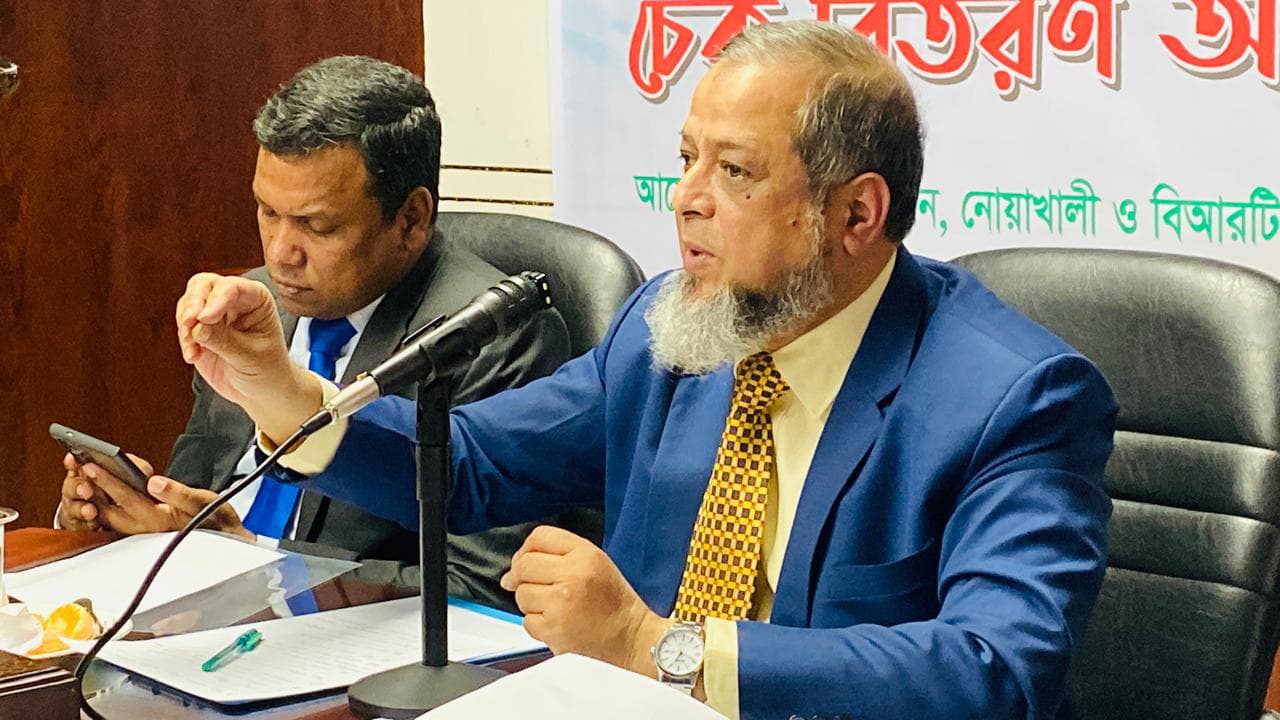 বিআরটিএ চেয়ারম্যান মোটরসাইকেল কিনলে দুটি হেলমেট ফ্রি দেওয়া বাধ্যতামূলক হচ্ছে