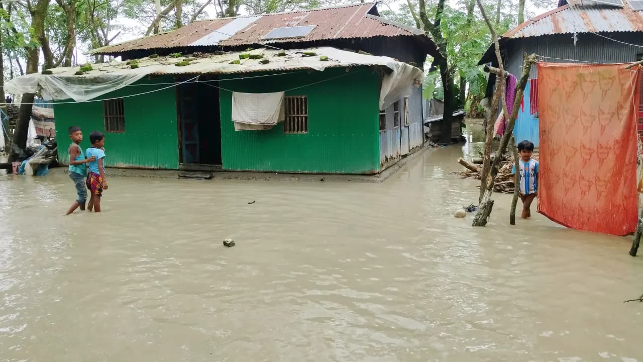 হাতিয়ায় বেড়িবাঁধ ভেঙে ৩ গ্রাম প্লাবিত, আতঙ্কে মানুষ