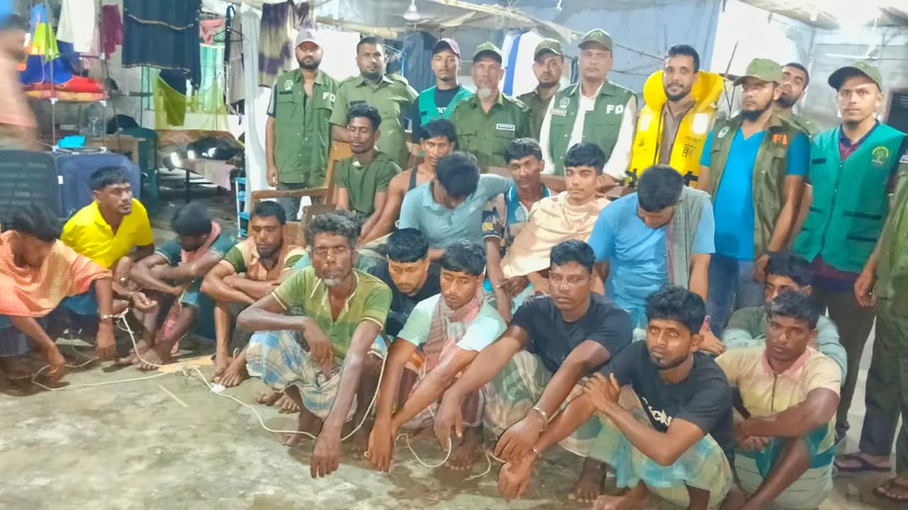 সংরক্ষিত বনের গাছ কেটে নদীতে অবৈধ ঘের নির্মাণ, গ্রেপ্তার ১৭