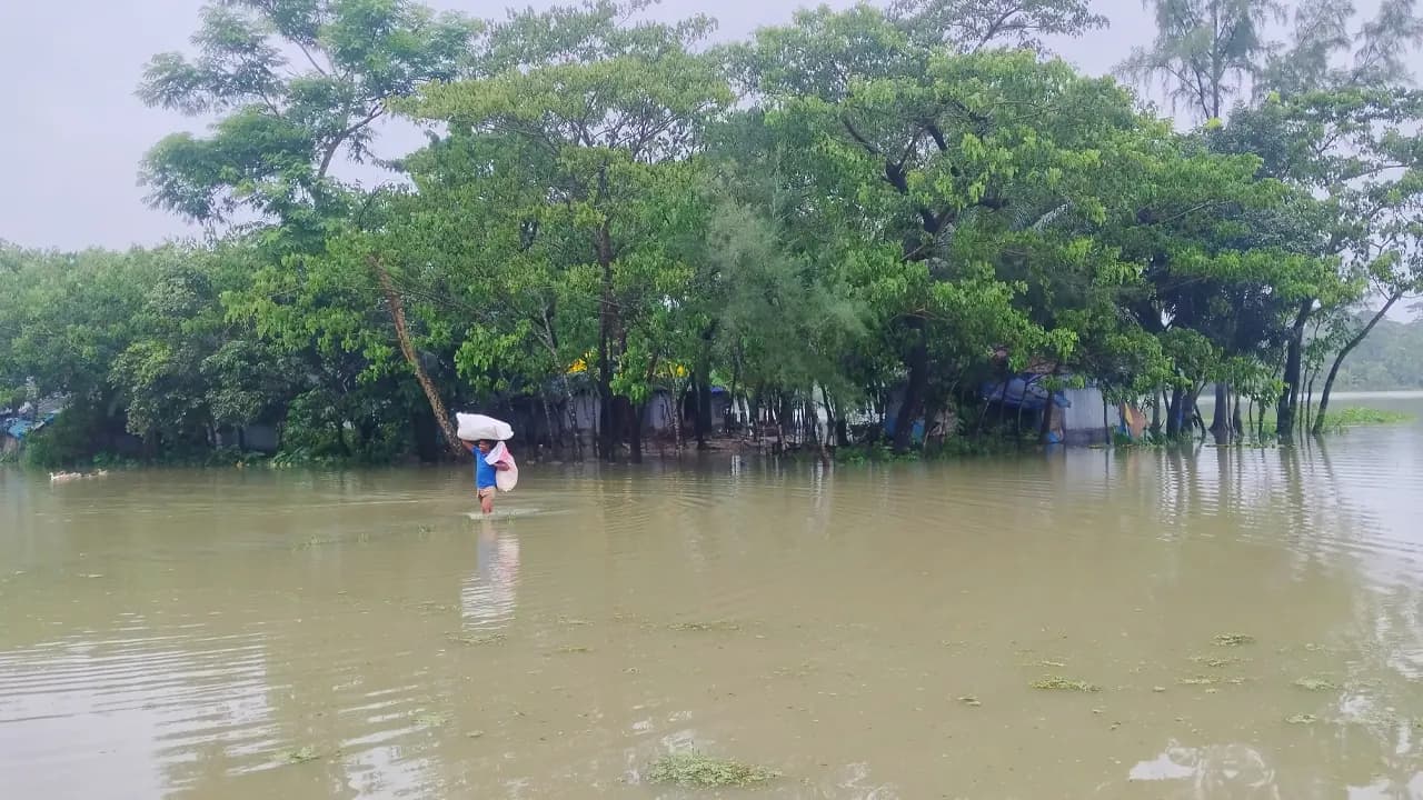 টানা বৃষ্টিতে তলিয়ে গেছে হাতিয়ার ৮০ গ্রাম, পানিবন্দী ৫০ হাজার মানুষ