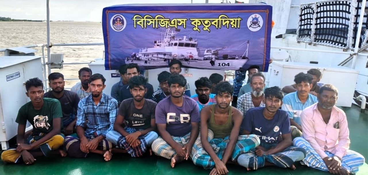 ইঞ্জিন বিকল হয়ে গভীর সমুদ্রে ভাসতে থাকা ১৯ জেলে উদ্ধার