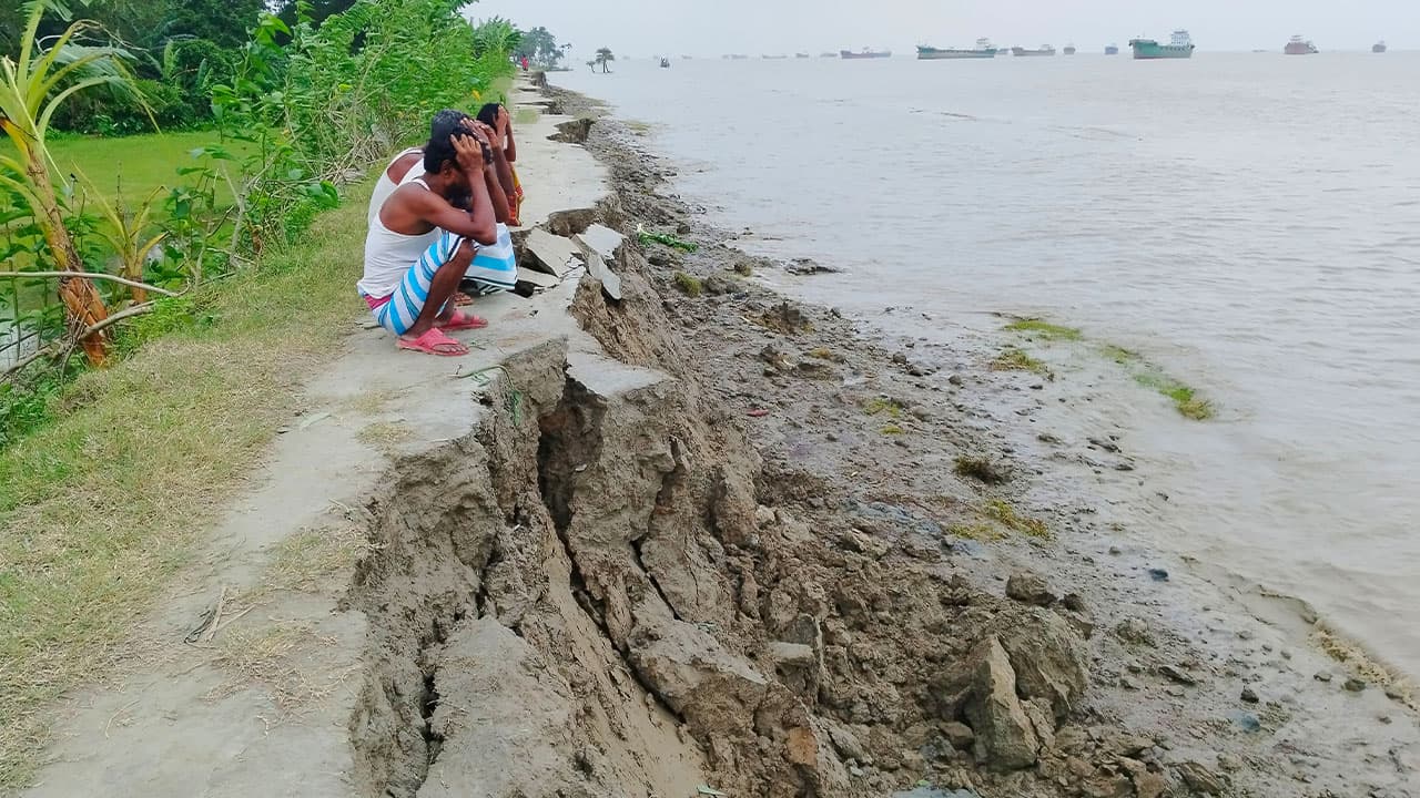 হাতিয়ায় অস্বাভাবিক জোয়ারে ক্ষতিগ্রস্ত ৮০০ মিটার বেড়িবাঁধ, আতঙ্কে উপকূলবাসী