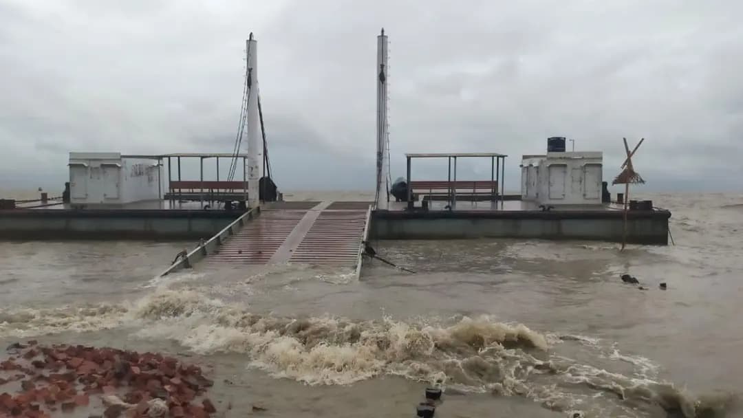 বৈরী আবহাওয়ায় চার দিন ধরে ফেরি চলাচল বন্ধ, ভোগান্তিতে হাতিয়াবাসী