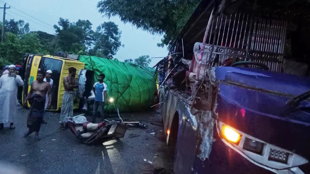 কুমিল্লায় সড়ক দুর্ঘটনায় নিহত ২, আহত ১৫