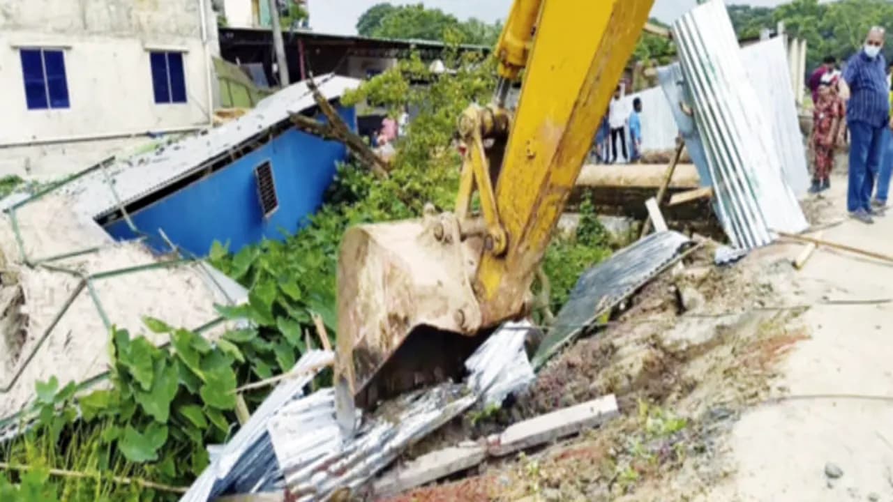 সড়ক দখল করে স্থাপনা গুঁড়িয়ে দিল প্রশাসন নোয়াখালীর সোনাইমুড়ি চাটখিল চার লেন সড়ক